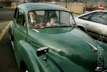 Pariskunta katselee merelle, Iso-Britannia 1995.